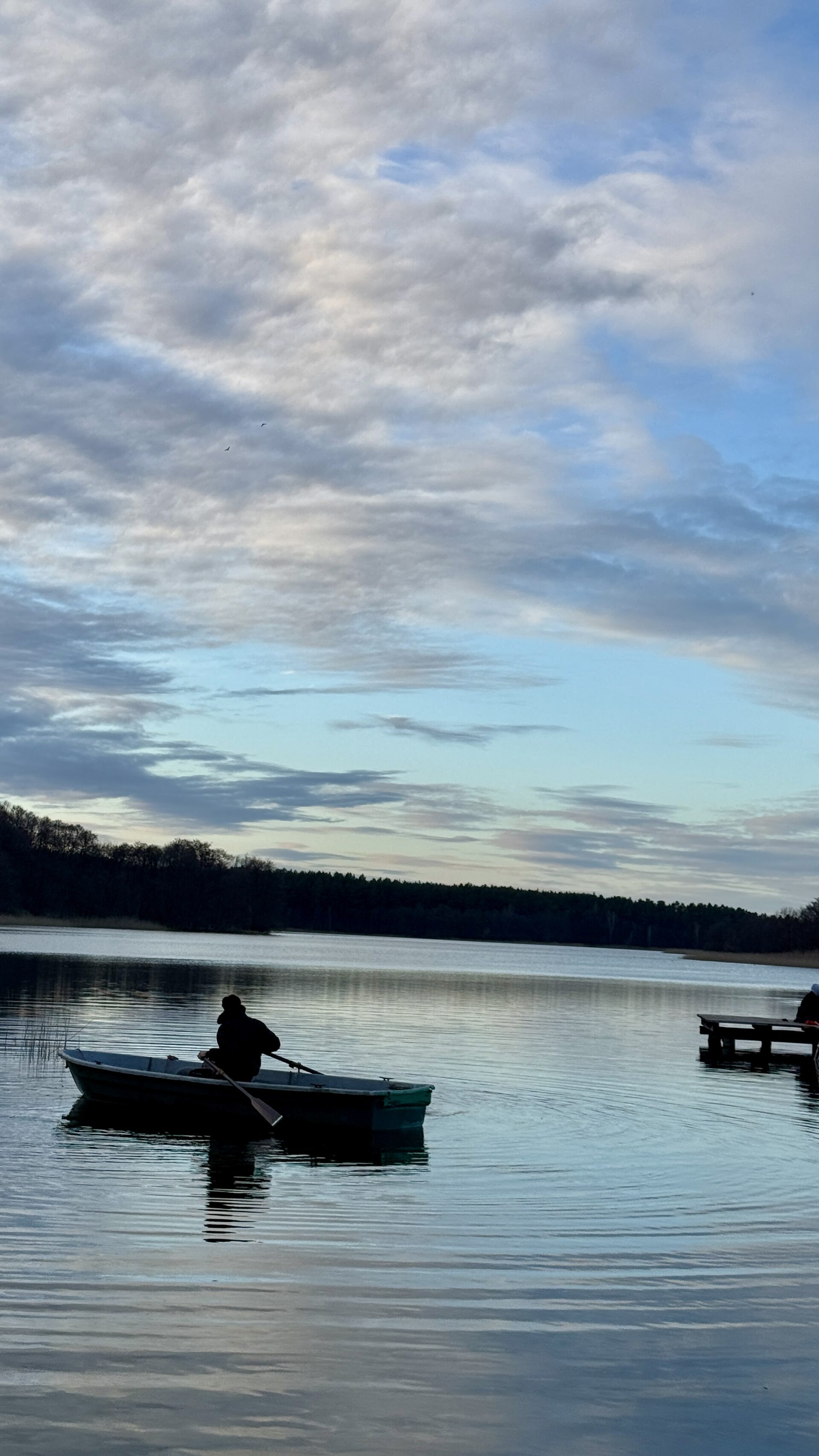 Ruderboot auf dem Dranser See in der Abenddämmerung
