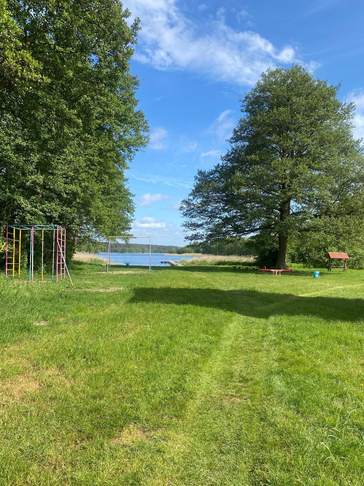 Liegewiese und Spielplatz am Dranser See in Schweinrich