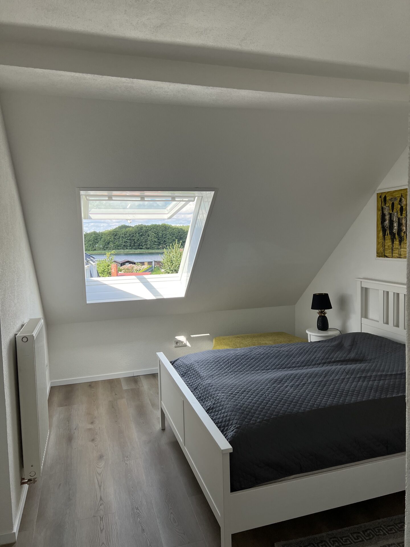 Schlafzimmer mit Einzelbetten und Doppelbett im Ferienhaus Schweinrich