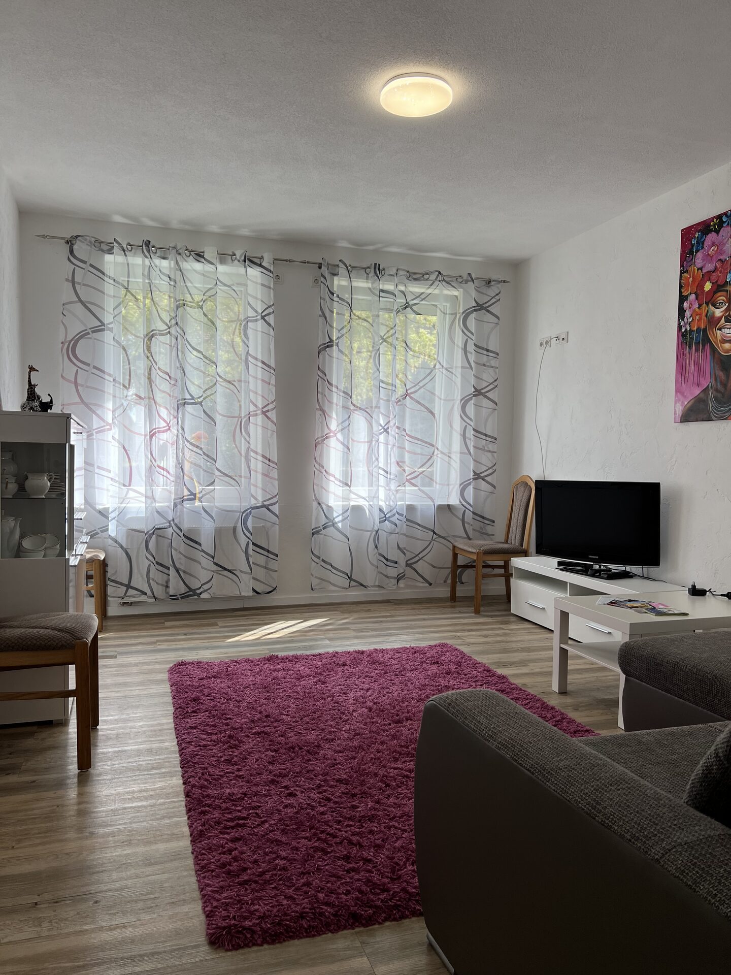 Wohnzimmer mit Sofa – Ferienwohnung in Schweinrich bei Wittstock/Dosse